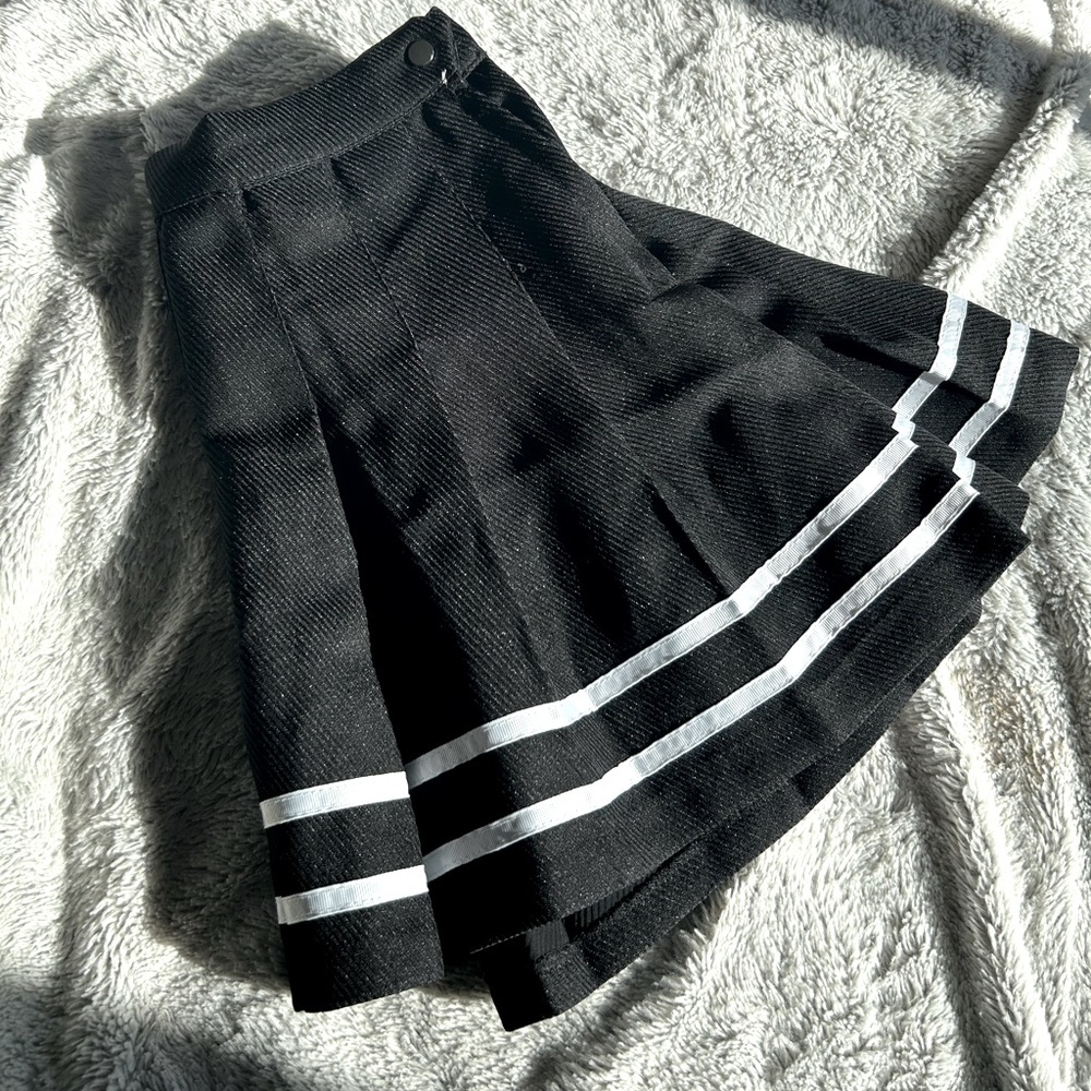 SUPER CUTE Black & White Skirt 🖤